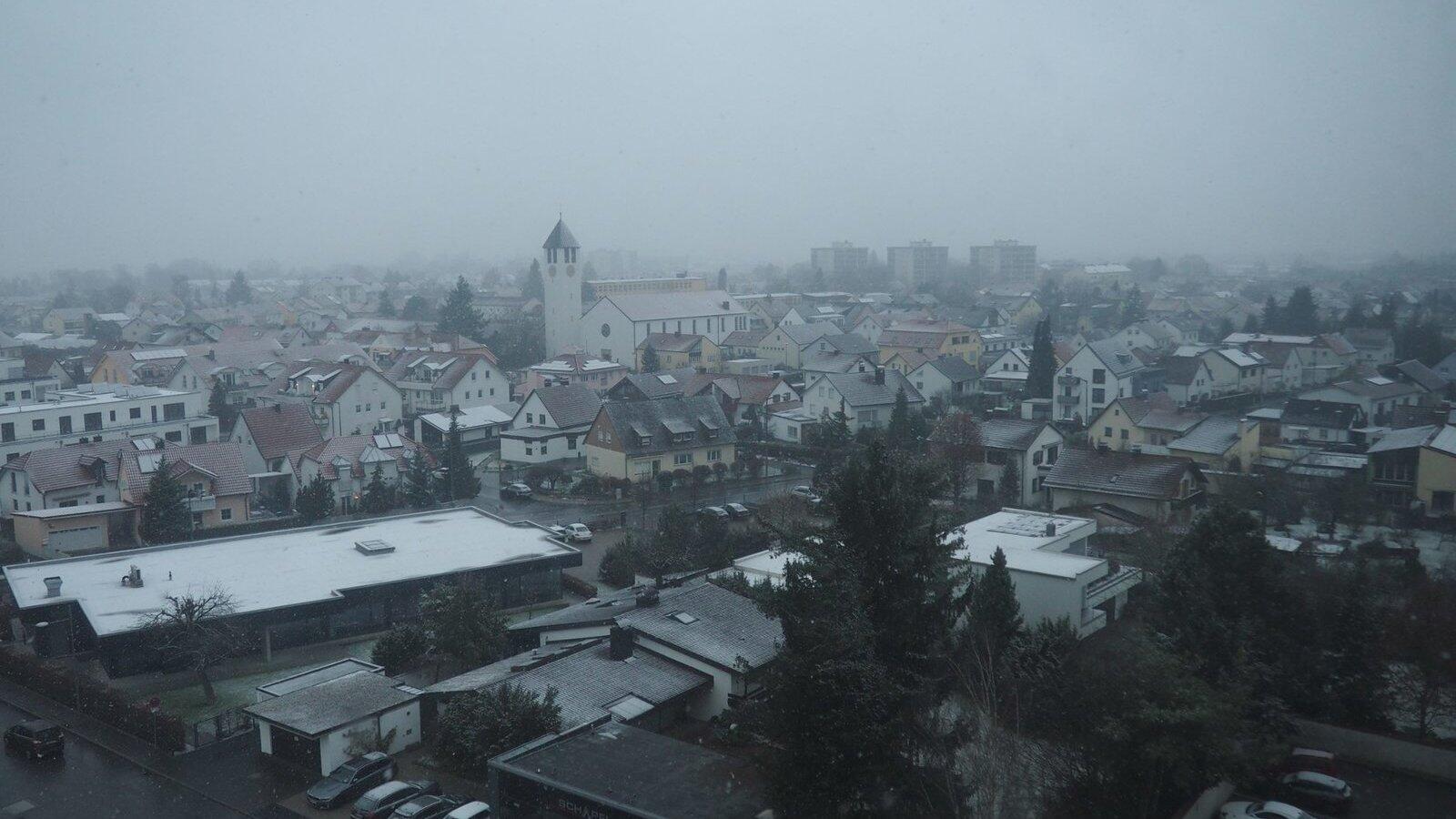 Gute Aussichten? Der Blick aus den oberen Stockwerken fällt auf weitere sanierungsbedürftige Wohngebäude. (Foto: Stefan Karl)