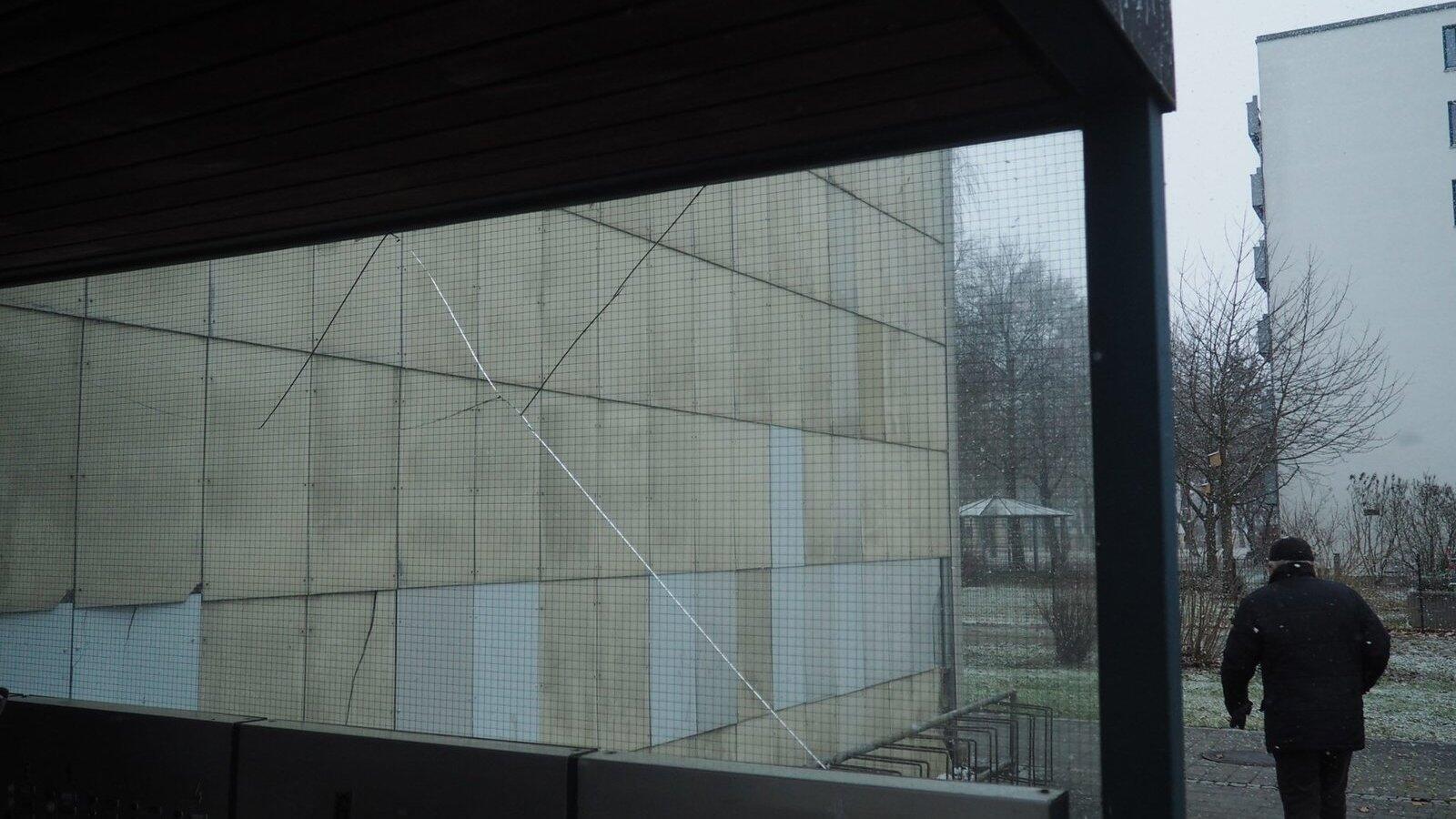 Kaum etwas an dem Haus ist nicht angeschlagen oder ramponiert – so wie auch die Einhausung des Eingangsbereichs. (Foto: Stefan Karl)