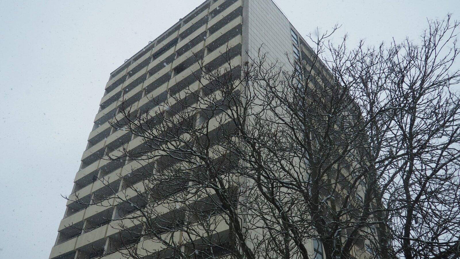 Als es neu gebaut war, erfüllte das Hochhaus in der Pfauenstraße wahre Wohnträume. Vor allem in energetischer Hinsicht ist das Haus mittlerweile ein Albtraum. (Foto: Stefan Karl)