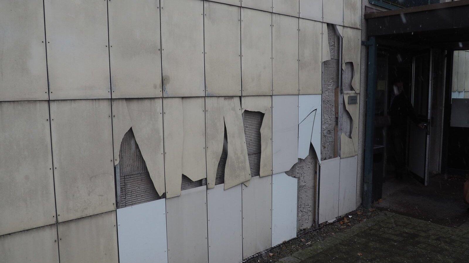 Unter der angeschlagenen Plattenfassade liegt so gut wie keine Außenwandisolierung. (Foto: Stefan Karl)