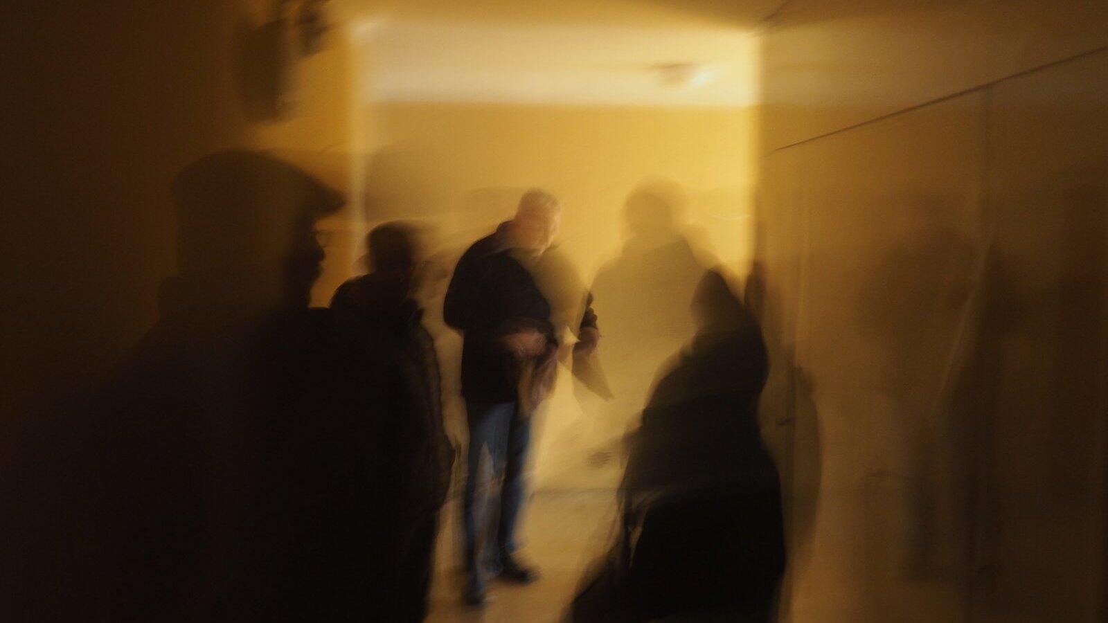 Nur noch Schatten der Vergangenheit: Zu Weihnachten wird das Hochhaus in der Pfauenstraße gänzlich unbewohnt sein. (Foto: Stefan Karl)